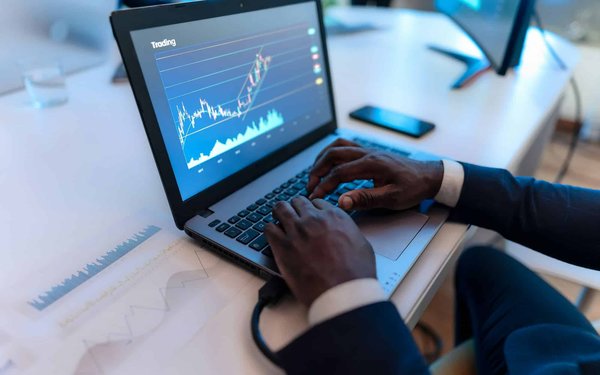 Comment les entreprises peuvent-elles utiliser les technologies de blockchain pour sécuriser les contrats intelligents ?