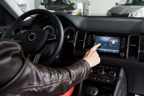 Quels sont les défis de l'intégration des technologies de l'Internet des Objets (IoT) dans les systèmes de gestion des infrastructures de transport?