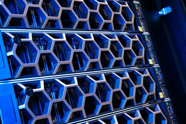 Quels sont les avantages des infrastructures hyperconvergées pour la gestion des centres de données ?